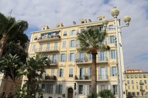 Immeuble méditerranéen à Nice avec balcons et palmiers