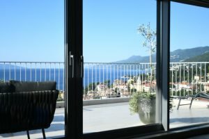 Balcon avec vue sur la mer Méditerranée